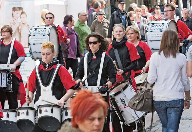Marching bands entertain shoppers in the center of Kaiserslautern during “Lautern bursts into bloom” Saturday and Sunday.